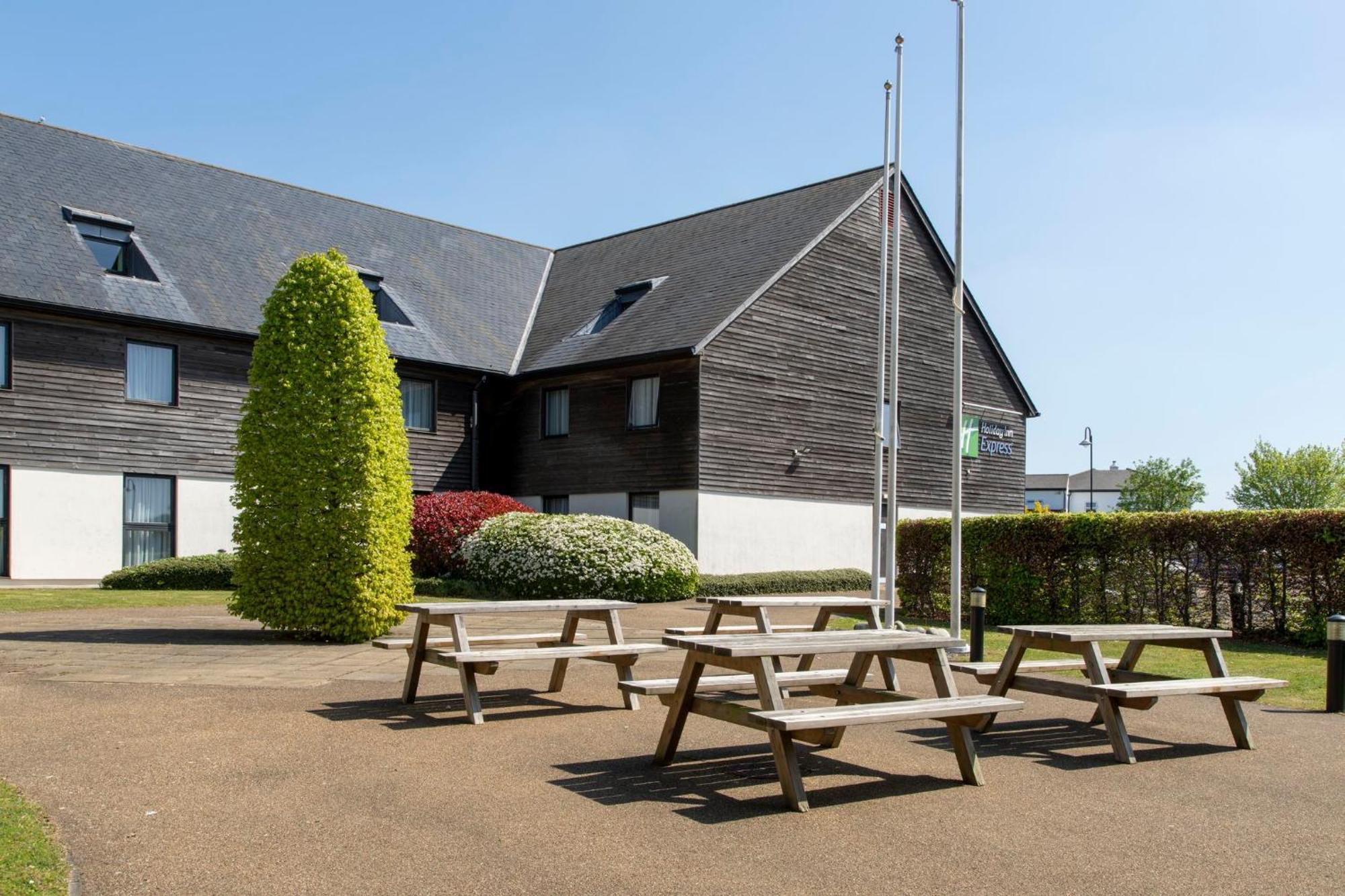Holiday Inn Express London - Epsom Downs By Ihg Exterior photo