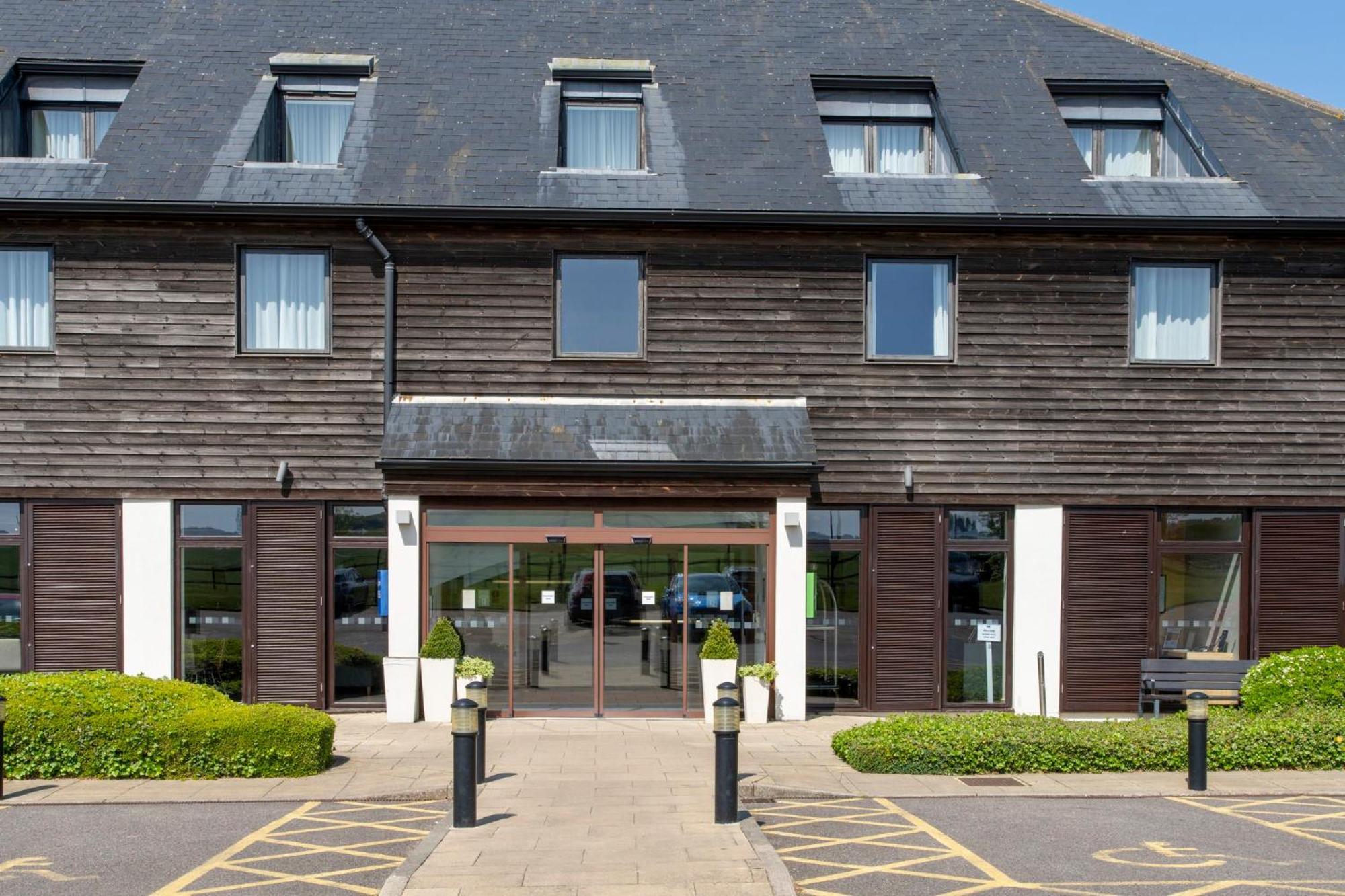 Holiday Inn Express London - Epsom Downs By Ihg Exterior photo