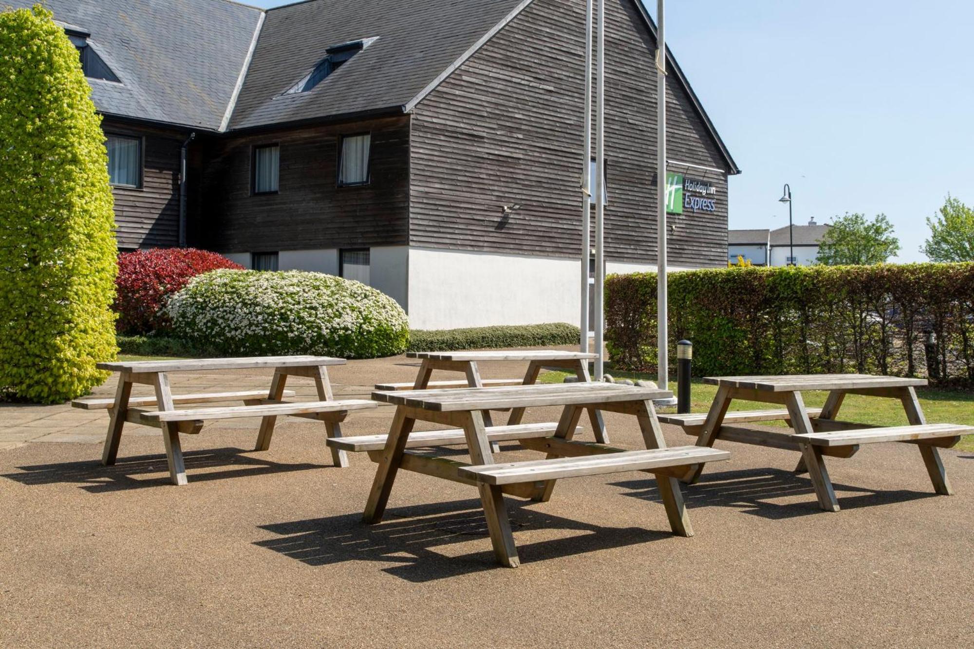 Holiday Inn Express London - Epsom Downs By Ihg Exterior photo