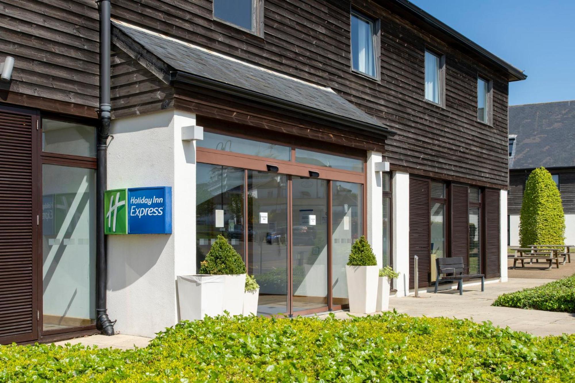 Holiday Inn Express London - Epsom Downs By Ihg Exterior photo