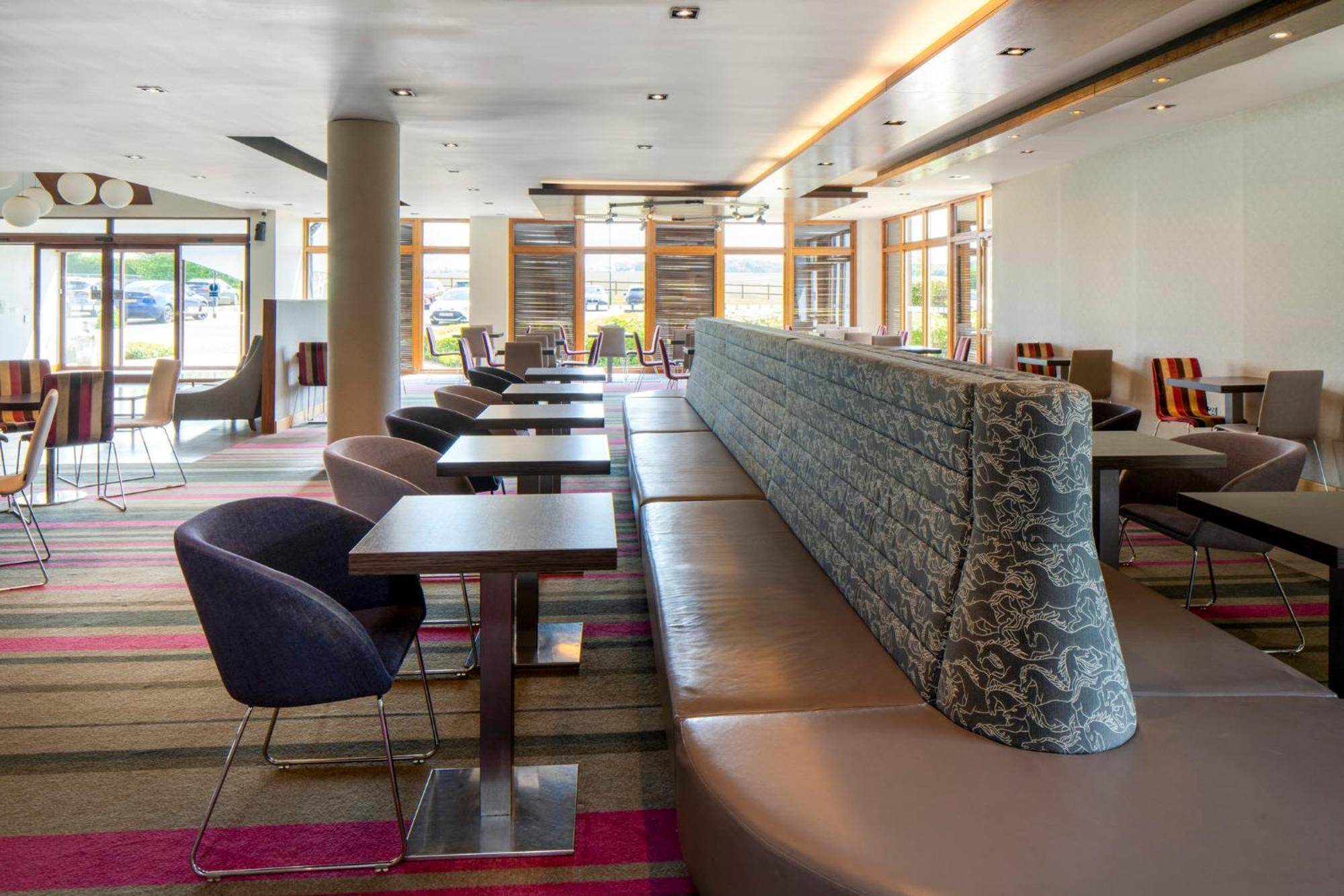 Holiday Inn Express London - Epsom Downs By Ihg Exterior photo