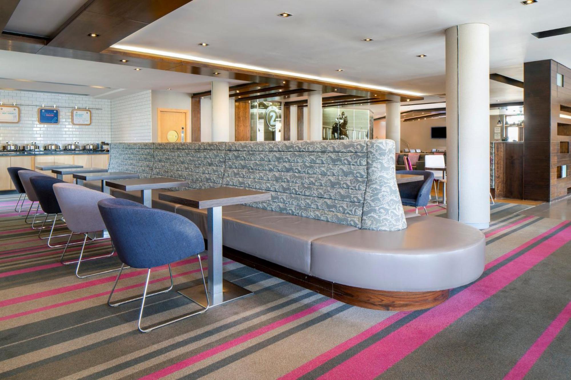 Holiday Inn Express London - Epsom Downs By Ihg Exterior photo