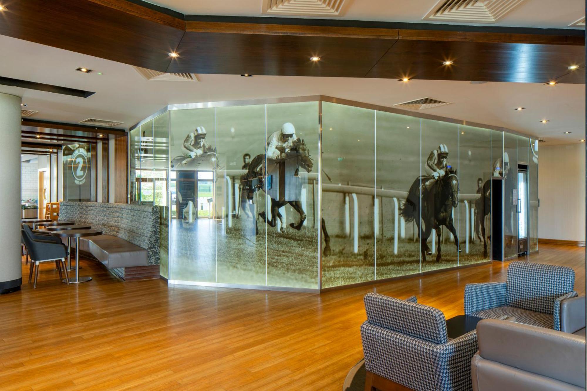 Holiday Inn Express London - Epsom Downs By Ihg Exterior photo